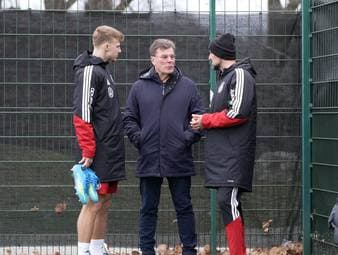 Die deutsche U21-Nationalmannschaft hat Besuch bekommen. Dieter Hecking, Trainer des VfL Wolfsburg, schaut bei einer Trainingseinheit vorbei.