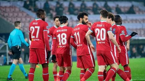 Seine Mitspieler gratulieren Mohamed Salah zu seinem Rekordtor
