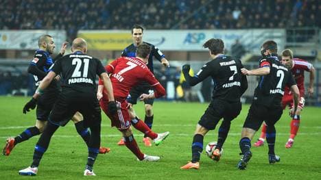 Marcell Jansen (M.) trifft für den Hamburger SV per Drehschuss beim SC Paderborn