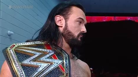 Drew McIntyrre (l.) beäugte Rückkehrer Shane McMahon bei WWE RAW skeptisch