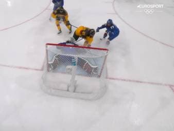 Laura Kluge wird im Eishockey-Duell mit Gastgeber Italien zur Matchwinnerin. Durch ihr tolles Solo sichert sie der DEB-Auswahl den 2:1-Sieg. Auch wenn das Viertelfinale für die deutschen Damen bereits sicher war, konnte so der zweite Platz in der Gruppe gefestigt werden.