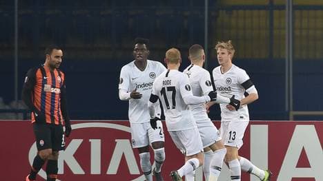 Martin Hinteregger (r.) erzielte mit seinem ersten Tor für Eintracht Frankfurt die frühe Führung