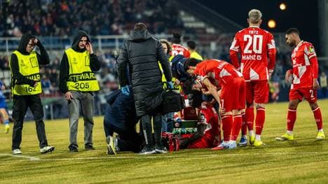 Silas muss behandelt und vom Platz getragen werden