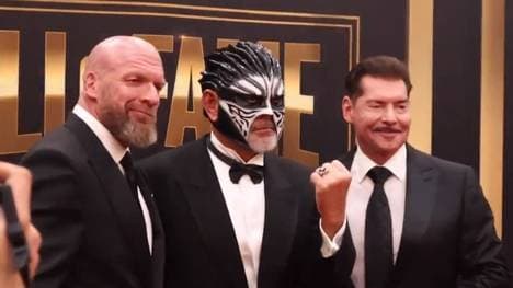 Vince McMahon (r., mit Triple H und Legende Great Muta) bei der WWE-Hall-of-Fame-Zeremonie 2023 