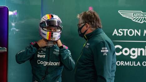 Sebastian Vettel (l.) und Otmar Szafnauer arbeiten seit 2021 zusammen bei Aston Martin