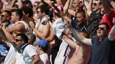 Ein Fan ist im Wembley von der Tribüne gestürzt