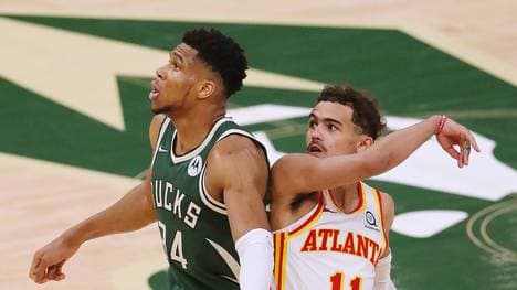 Trae Young (r.) machte gegen Giannis Antetokounmpo eine gute Figur