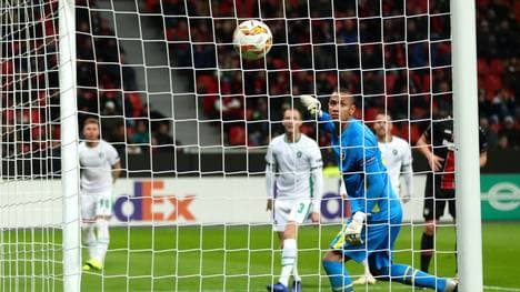 Mitchell Weiser (verdeckt) erzielte in der Schlussphase den Ausgleich für Bayer Leverkusen