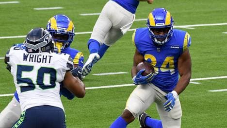Malcolm Brown (re.) von den Los Angeles Rams holt einen Touch Down gegen die Seattle Seahawks