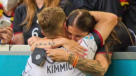 Wirbel um DFB-Spielerfrauen - Sondersitzung soll Katar-Unterbringung regeln