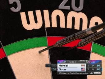 Im vierten Satz brauchen Leonard Gates und Mickey Mansell sehr lange, um das erste Leg zu beenden. Nach 33 Darts erlöst Gates das Publikum.