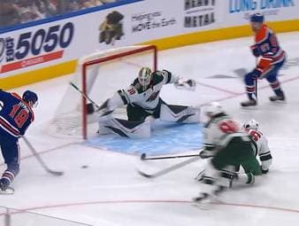 Deutsches Duell in der NHL: Nico Sturm und Minnesota sind zu Gast in Edmonton bei Leon Draisaitl. Dabei macht eine Szene zwischen den beiden Landsmännern den Unterschied. Am Ende ist es dann Wild-Goalie Wallstedt, der den Sieg festhält.
