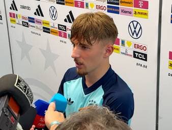 Lennart Karl überzeugt bei seinem Startelfeinsatz gegen Finnland. Der Shootingstar geht ambitioniert in die WM und spricht über den Druck nach seiner ersten Profisaison.