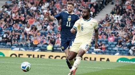Ryan Christie im Duell mit Curacaos Sherel Floranus