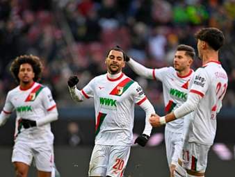 Augsburg atmet spät auf