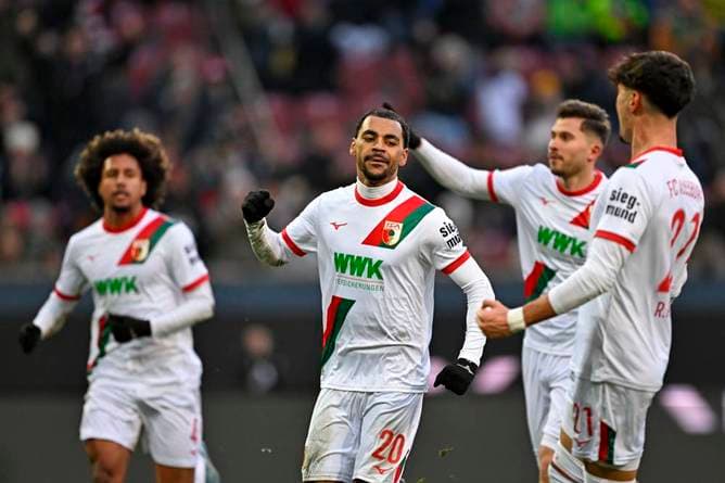 Augsburg atmet spät auf