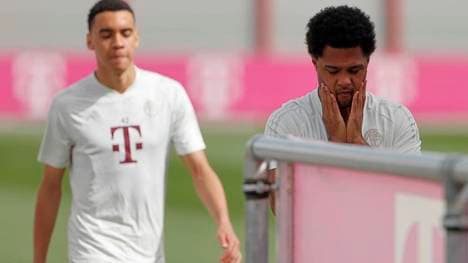 Serge Gnabry (r.) fehlt dem FC Bayern für die restliche Saison