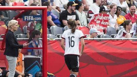 Melanie Leupolz (r.) musste in der 17. Minute ausgewechselt werden