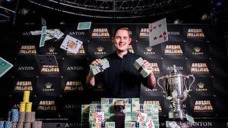 Toby Lewis mit dem gewonnenen Preisgeld von über 1,4 Millionen australischen Dollar