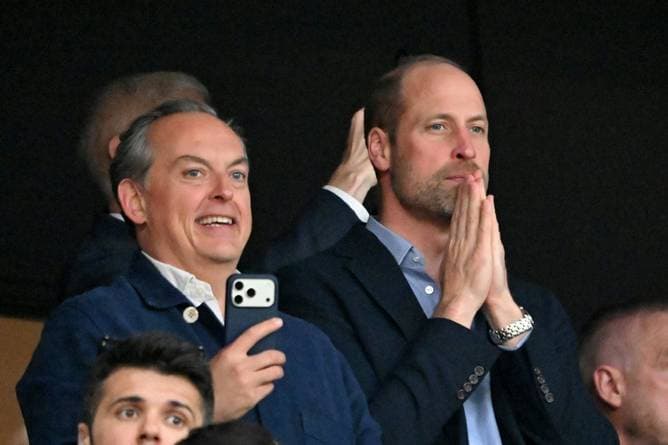 Prinz William tröstet England-Stars
