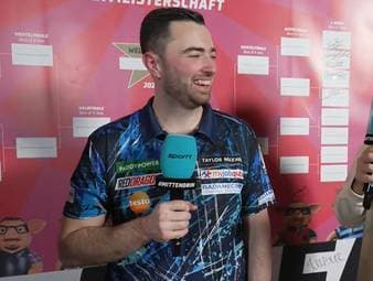 Luke Humphries spricht nach seinem Sieg in der zweiten Runde über das Verhältnis zu seinem Gegner Paul Lim. Scherzhaft freut er sich über dessen Leg-Gewinn am Ende.