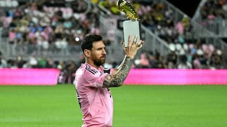 Lionel Messi posiert mit dem Goldenen Schuh der MLS 
