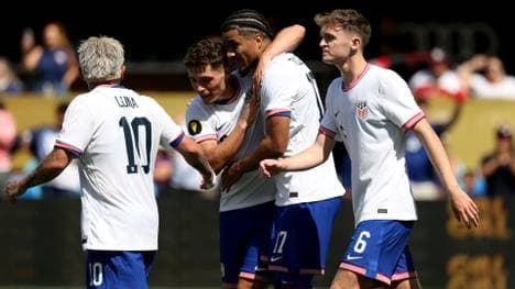 Malik Tillman (Mitte) wird gefeiert