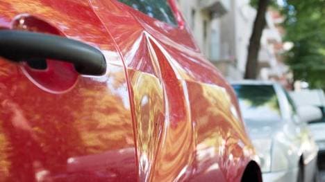 Wer einen Schaden regulieren lässt, wird bei Vollkasko- sowie Haftpflichtpolicen in der Schadenfreiheitsklasse zurückgestuft