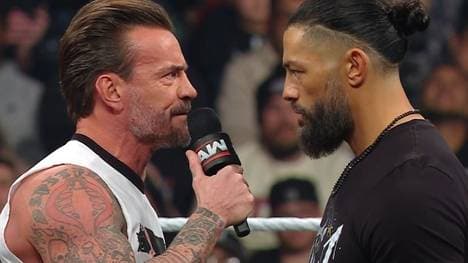 CM Punk (l.) und Roman Reigns duellieren sich bei WWE WrestleMania 42
