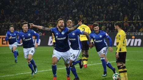 Guido Burgstaller (vorne) traf 2017 beim legendären 4:4 der Schalker in Dortmund