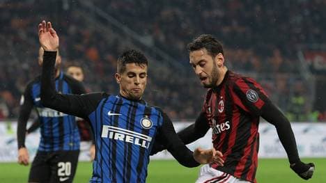 Der AC Mailand mit Hakan Calhanoglu (r.) hat Lokalrivale Inter Mailand aus dem Pokal geworfen