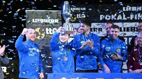 Fan Zhendong (2. v. l.) freut sich über den Triumph