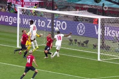 Sterling köpft England zum Gruppensieg