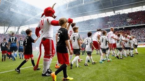 RB Leipzig beim Einlauf ins Stadion