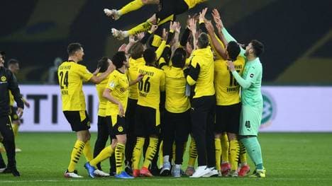 Piszczek wird von seinen Teamkollegen gefeiert