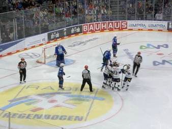 Die Highlights der Eishockey-Partie Adler Mannheim - EHC Red Bull München aus der DEL im Video.  