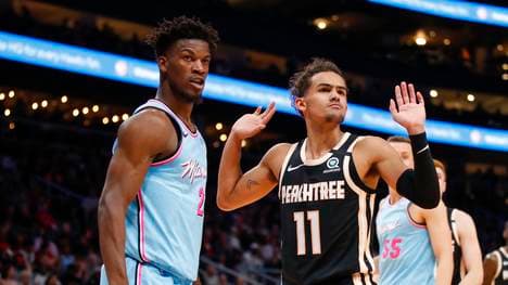 Trae Young (r.) ließ die Miami Heat um Jimmy Butler (l.) alt aussehen