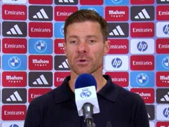 Real Madrid konnte den ersten Clásico unter Xabi Alonso mit 2:1 für sich entscheiden. Der Real-Coach zeigte sich im Anschluss an die Partie entsprechend gut gelaunt. 