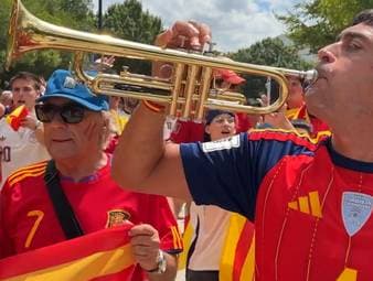 Stimmungsvoll bereiten sich die spanischen Fans auf das WM-Halbfinale gegen Frankreich vor. In Rot-Weiß gekleidet pilgern die Anhänger in Dallas zur Arena. 