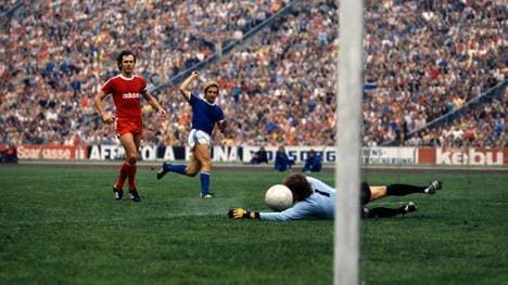 1976 fegt der FC Schalke 04 den FC Bayern München im eigenen Stadion vom Platz. 