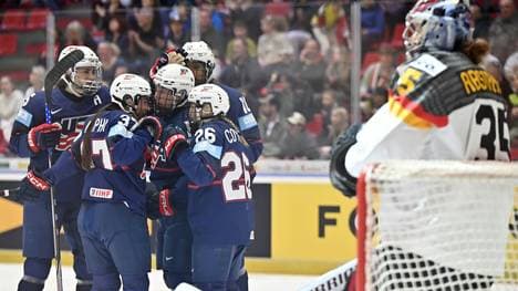 Abstreiter (r.) hatte alle Hände voll zu tun