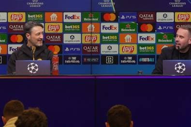 Kovac schaut zum Pressesprecher - der schreitet plötzlich ein