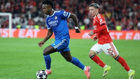 Vinicius Junior (links) entwischt Gianluca Prestianni