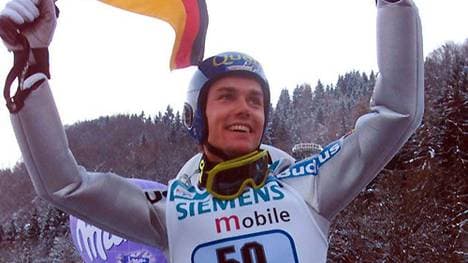 Sven Hannawald ist der letzte deutsche Gewinner bei der Tournee. Sensationell gewinnt er 2002 alle vier Springen, bis heute unerreicht. Im Vorfeld der diesjährigen Tournee scheint ein Gesamtsieg möglich. SPORT1 zeigt den Kader des DSV