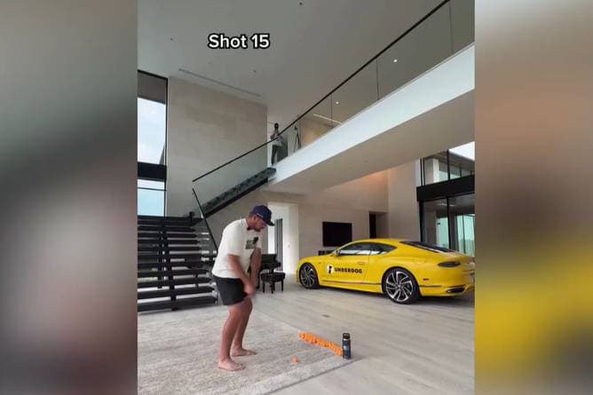 Golfstar trifft irren Zauberschlag - und verschenkt ein Luxusauto