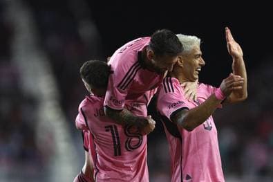 Kumpels lassen Messi jubeln