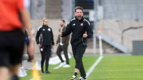 Erleichterter Jubel: FCN-Coach Thomas Oostendorp