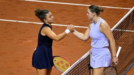 Shakehands: Jasmine Paolini (l.) und Jule Niemeier