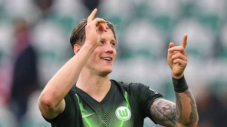 WOLFSBURG, GERMANY - OCTOBER 06: Wout Weghorst of VfL Wolfsburg celebrates after winning the Bundesliga match between VfL Wolfsburg and 1. FC Union Berlin at Volkswagen Arena on October 06, 2019 in Wolfsburg, Germany. (Photo by Cathrin Mueller/Bongarts/Getty Images)