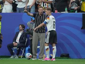 Könnte Joshua Kimmich dem deutschen Nationalteam bei der WM mehr Stabilität im Zentrum verleihen? Nach dem Spiel gegen Ecuador wird der Kapitän einmal mehr auf einen möglichen Positionswechsel angesprochen.